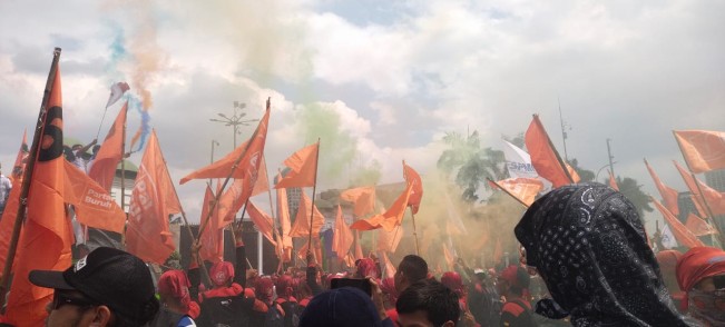 Ratusan buruh menggelar demonstrasi di depan Gedung DPR RI pada Kamis (28/8/2025). (Selvianus Kopong Basar / FTNews.co.id)